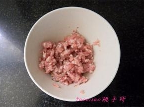 肉馅放入料理碗中，放入料酒、生抽拌匀，腌制10分钟；