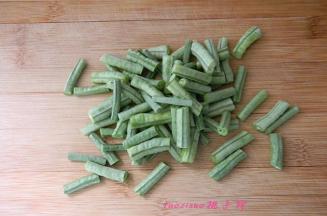 将豇豆切2厘米的小段；