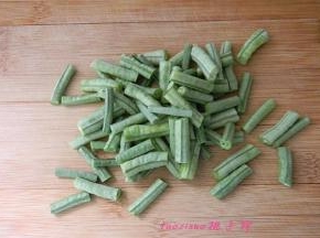 将豇豆切2厘米的小段；