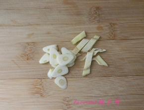 姜、蒜切片备用；