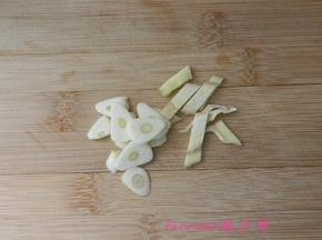 姜、蒜切片备用；