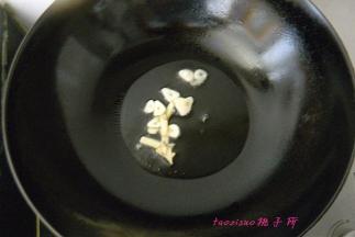 炒锅内放入食用油，放入姜、蒜片煸香；