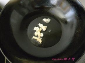 炒锅内放入食用油，放入姜、蒜片煸香；