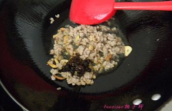 倒入腌好的肉馅、豆豉辣酱煸炒；
