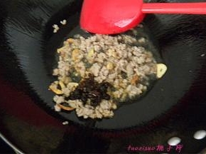 倒入腌好的肉馅、豆豉辣酱煸炒；