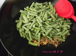 再倒入切好的豇豆煸炒；