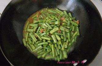 加入少量的热水，将豇豆焖熟，汤汁收干，调入鸡粉、食盐即可。