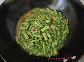 加入少量的热水，将豇豆焖熟，汤汁收干，调入鸡粉、食盐即可。
