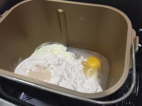 1. 把所有材料都称进东菱面包机桶内（BM1352B-3C）（除了黄油）