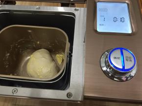 2. 第一次和面10分钟揉完加入黄油，继续揉面，两次和面程序