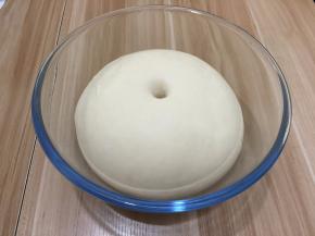 4. 发酵好的面团，用手粘点面粉戳一个洞不回缩就是发酵好了