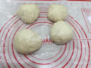 6. 分成4等份，滚圆后盖上保鲜膜松弛20分钟