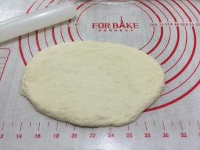 7. 再次擀开成椭圆形