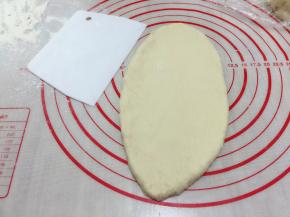 8. 借助刮板把面团翻面