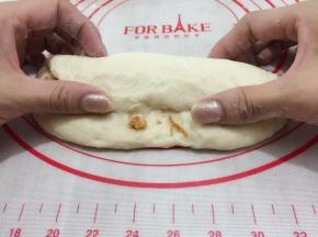 10. 用两拇指按压至中间