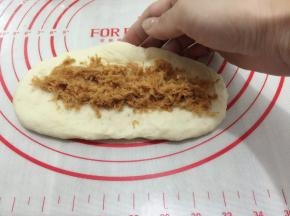 9. 码上辣肉松，从上而下把肉松卷入