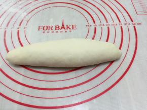 13. 搓成橄榄形，然后再稍微长点，（按模具大小来定，我的是法焙客正方形活底蛋糕模）