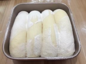 15. 筛上面粉
我这个筛粉也是有够折腾的，两宝宝帮我拉着油纸，姐姐帮我拿叉，孩子他爸拿着刀，谁知道他手一抖叉子歪了-_-#，粉也筛厚了o(≧▽≦)o （怕折腾的亲，15.16的过程可省略）