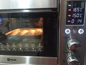 17. 送进事先预热好的烤箱
上火165度下火150度15分钟