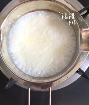 淡奶油加热至沸腾。