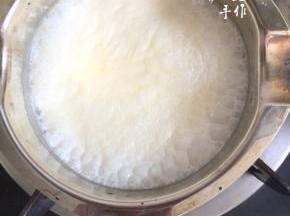 淡奶油加热至沸腾。