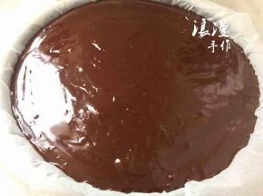把巧克力液体倒入磨具中，抹平表面。
