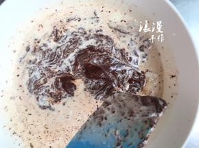 打开盖子，用刮刀把巧克力和淡奶油拌匀，巧克力要完全融化并合淡奶油融合在一起。如果巧克力没有融化，可以隔热水搅拌至融化。