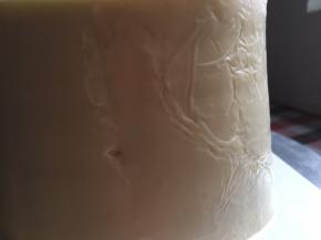 在糯米纸上勾勒好大约的形状，裁剪出基本大小，贴到蛋糕上（裁剪得不好，迁就看看）