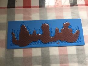 珊瑚糖浆继续加热，由于火龙果长时间熬制，颜色就会变的，想要做橙黄色的皇冠就糖浆熬久一点……（其实我做这皇冠弄了好几次都得不到满意的效果，所以重复熬了几次糖浆……不好就弄碎，再放锅里熬……哈哈哈！）