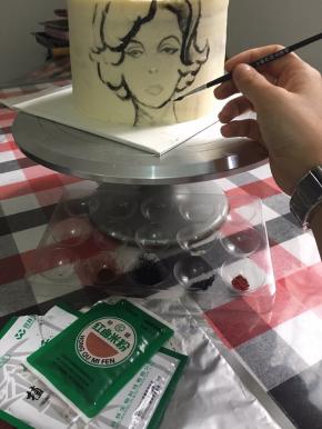 用深色的竹炭粉勾勒好简单的轮廓