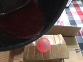 吹一个小气球，找个东西固定好位置，待珊瑚糖浆泡泡减少立马淋到气球上