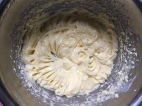 奶油霜出现渣渣就隔温水继续打，天气热太软的话，就放冷冻位置冻一下