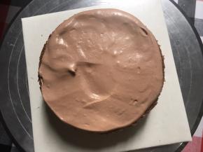 一层蛋糕坯，一层巧克力奶油（今天的奶油打得有点儿软，最好打到硬性哦！）