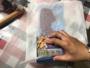 找一个适合大小的工具，贴着模具滚圆