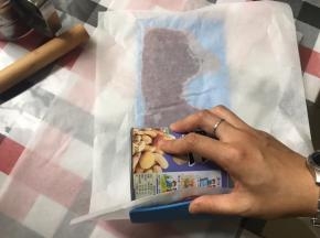 找一个适合大小的工具，贴着模具滚圆