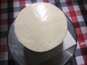 奶油霜给蛋糕抹面，由于要长时间画画，所以只能用奶油霜抹面，娇气的淡奶油是不能承受这样长时间暴露在外哦……