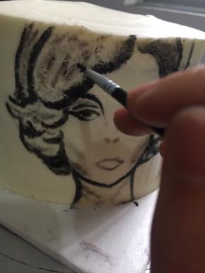 用红曲粉和可可粉混合点黄油，补充细节部分，然后画好，放冰箱冷藏备用