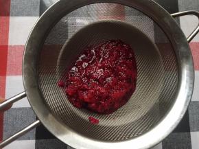 火龙果搅打成泥，然后过滤出汁