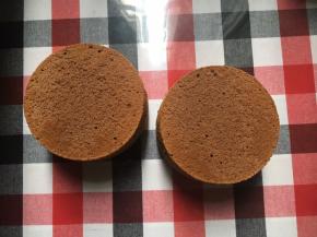 准备2个6寸戚风蛋糕坯（之前有发过方子的）