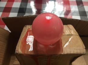 珊瑚糖浆把气球全方位包裹着，静置冷却，定型后，在尾部给气球插个洞洞放气，拿走气球，就成了粉粉的糖果玻璃罩