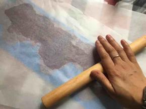 珊瑚糖的凝结力度很强，所以速度要快，把糖浆倒在模具上，再盖上一张油纸，用擀面杖擀开，别擀太开哦……覆盖好模具就好