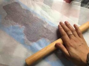 珊瑚糖的凝结力度很强，所以速度要快，把糖浆倒在模具上，再盖上一张油纸，用擀面杖擀开，别擀太开哦……覆盖好模具就好