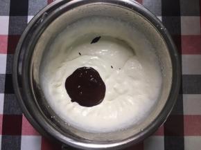 淡奶油加入细砂糖打发至7分发，再加入稍凉的甘纳许继续打发（淡奶油和巧克力隔温水融化混合）