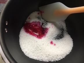 珊瑚糖加入火龙果汁，小火加热