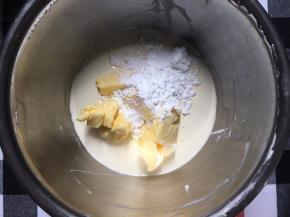 制作奶油霜，直接奶油霜材料混合打发，刚开始会出现渣渣的情况，不怕，直接隔温水继续打，直到细腻顺滑