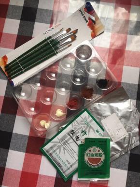 准备画画工具，由于需要在糯米纸上画画，但糯米纸沾水就化的特性，所以都用粉类混合黄油来调色，这次我用天然的竹炭粉，可可粉和红曲粉……
