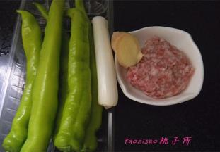 准备原料，尖椒洗净去瓤和籽；