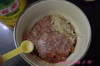 肉馅内放入葱姜末、料酒、生抽、花椒粉、食盐、白糖、鸡粉、食用油调拌均匀；