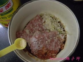 肉馅内放入葱姜末、料酒、生抽、花椒粉、食盐、白糖、鸡粉、食用油调拌均匀；