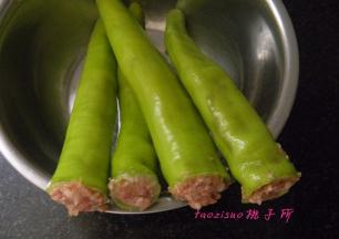 将去籽的尖椒填满肉馅；